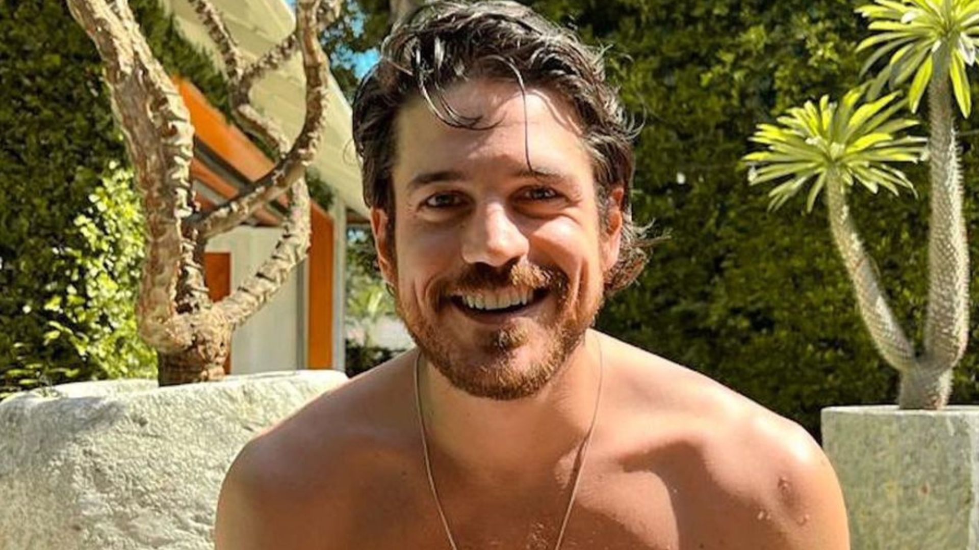 Marcos Pigossi exibe barriguinha em clique sem camisa e deixa fãs babando: “Que peitão”