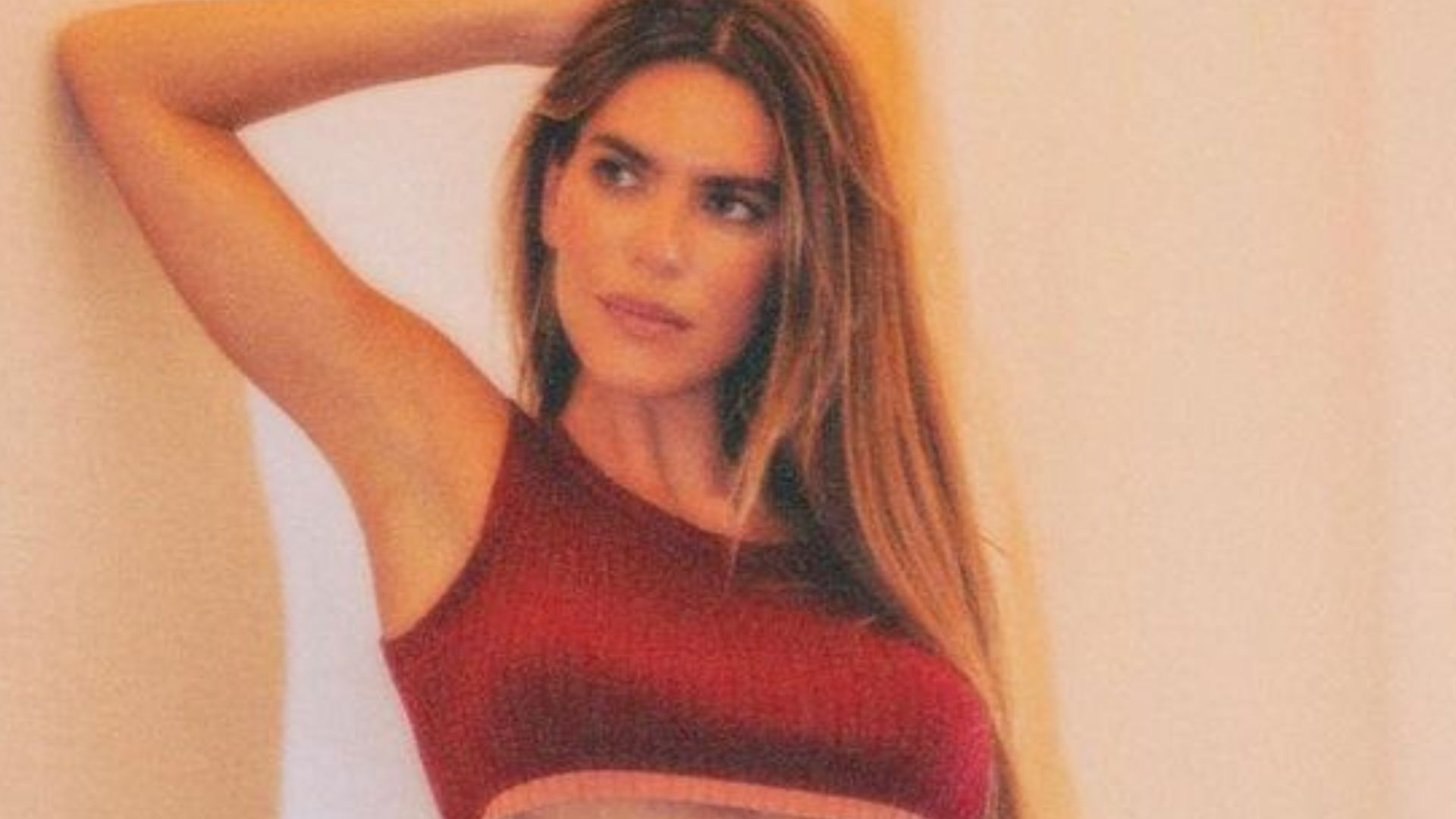 Mariana Goldfarb deixa barriguinha riscada à mostra em conjuntinho picante: “Gata”