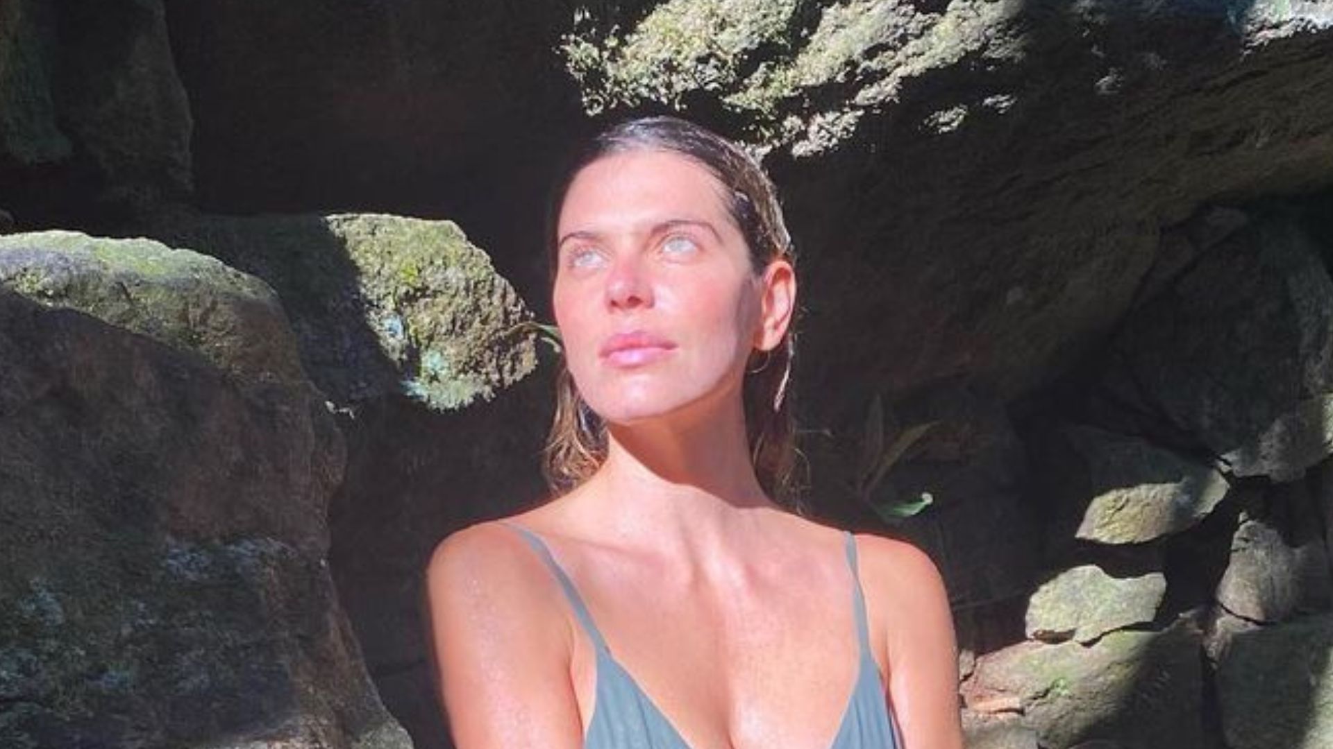 Mariana Goldfarb toma banho de cachoeira e ostenta corpo magérrimo: “Deusa”
