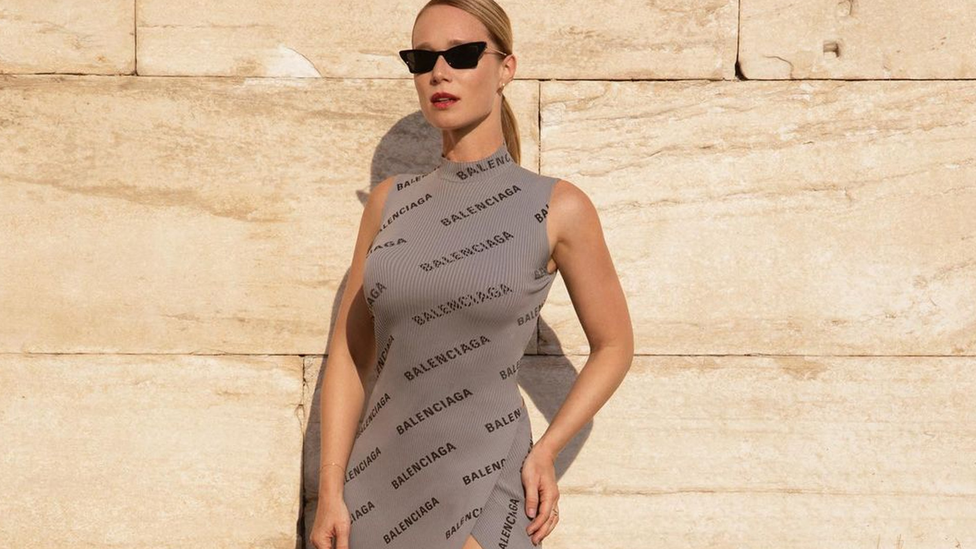 Mariana Ximenes exibe pernões com vestido fendado na Grécia e seguidores piram: “Deusa”