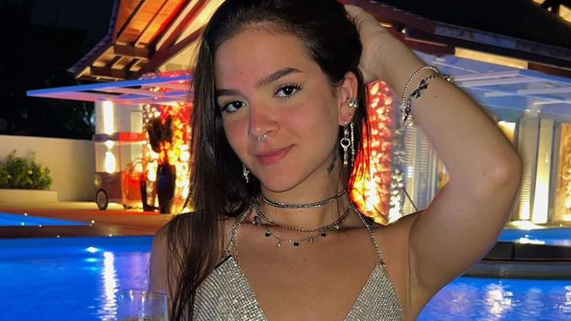 Mel Maia ostenta cinturinha PP de top e shortinho minúsculos: “Surra de beleza”