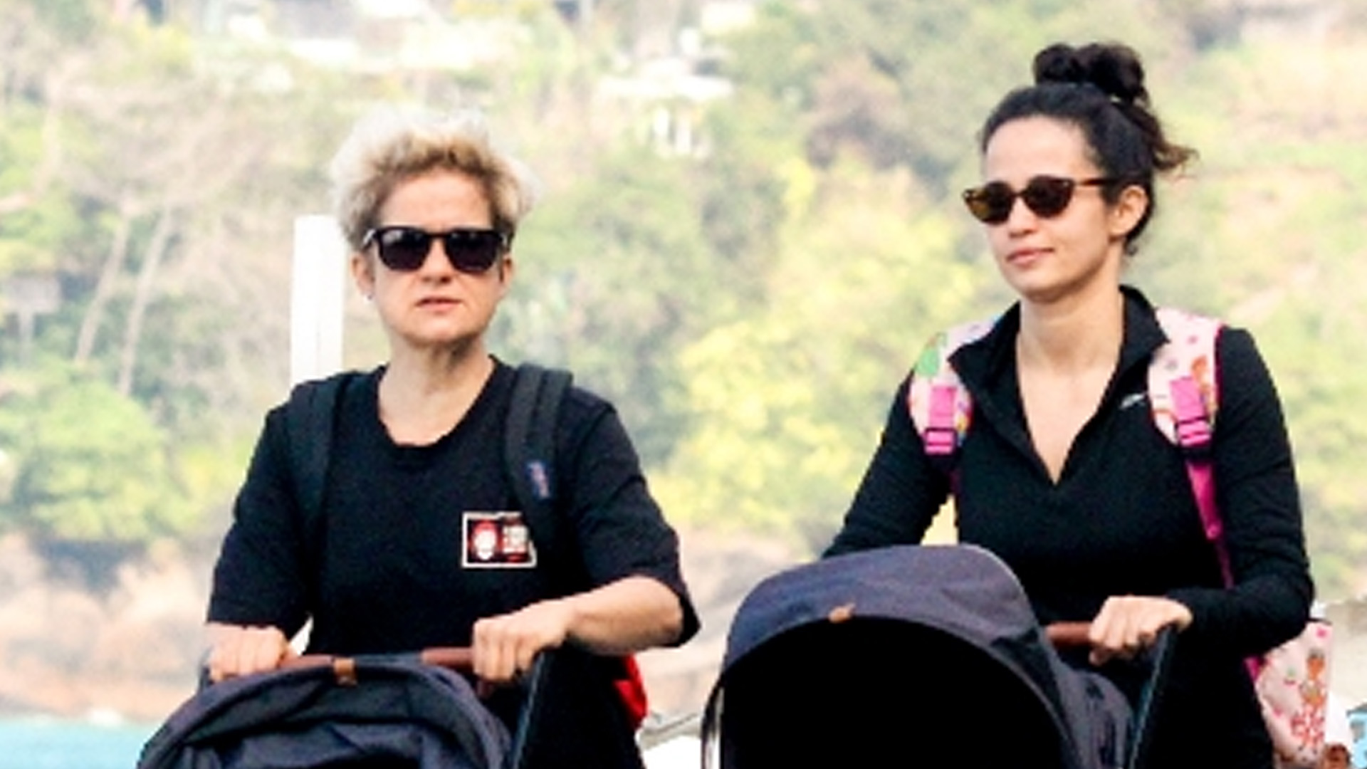 Nanda Costa e Lan Lanh passeiam com as filhas gêmeas no Rio de Janeiro