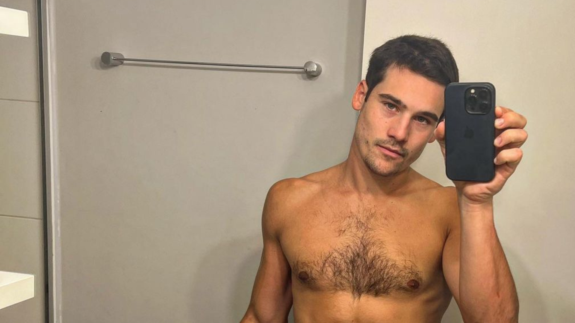 Nicolas Prattes aparece em foto seminu e leva fãs à loucura: “Gostoso é pouco!”