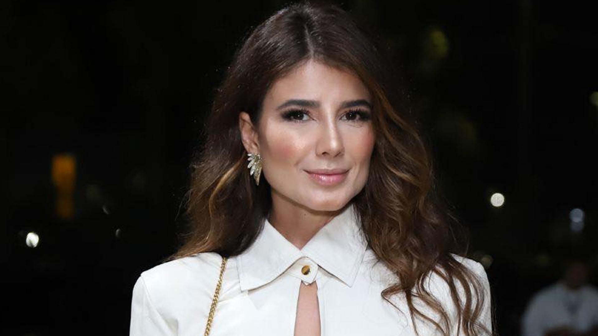 Sem sutiã, Paula Fernandes elege blazer aberto e cantinho dos seios escapam