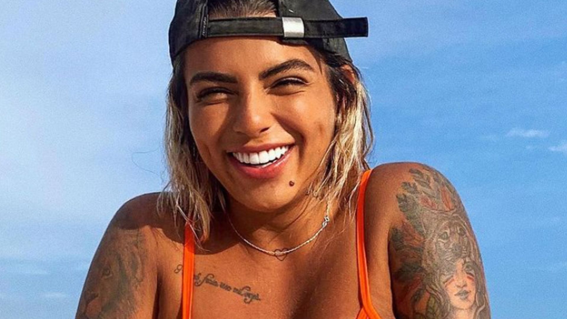 Filha de Maurício Mattar exibe seios bronzeados em foto picante de biquíni: “Nas alturas”