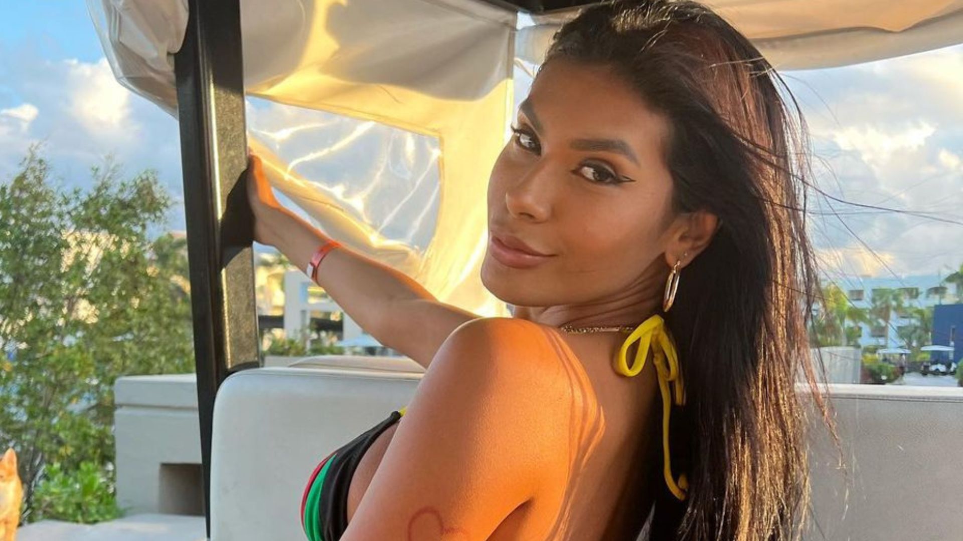 Pocah escandaliza com saia vazada e deixa bumbum de fio-dental à mostra: “Esplêndida”