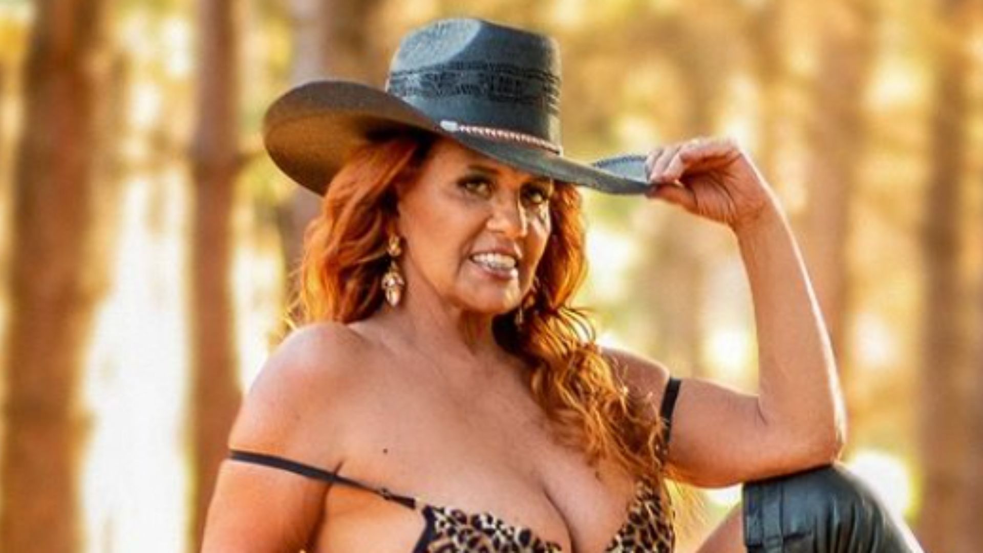 Rita Cadillac posa de pernas abertas com lingerie de oncinha: “Delícia”