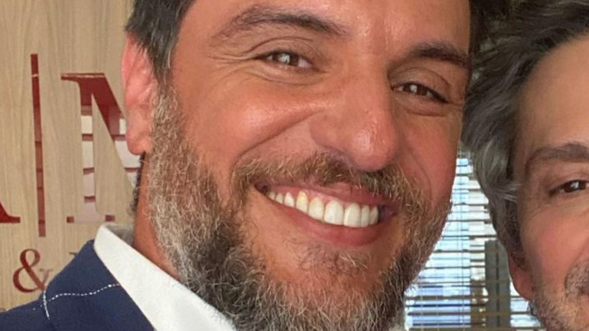 Rodrigo Lombardi surge em momento raro com Alexandre Nero e deixa fãs babando: “Molhada”