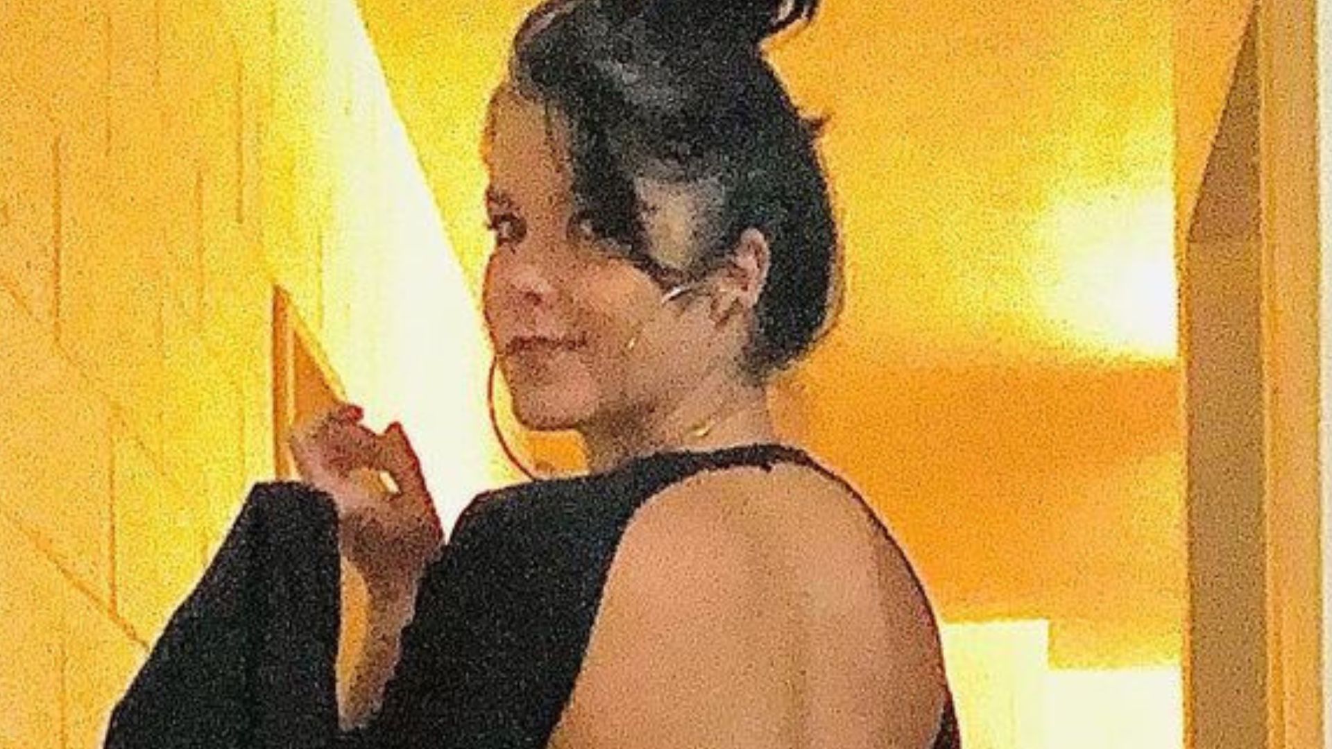 Aos 43 anos, Samara Felippo empina de shortinho e ostenta costas nuas: “Igual vinho”