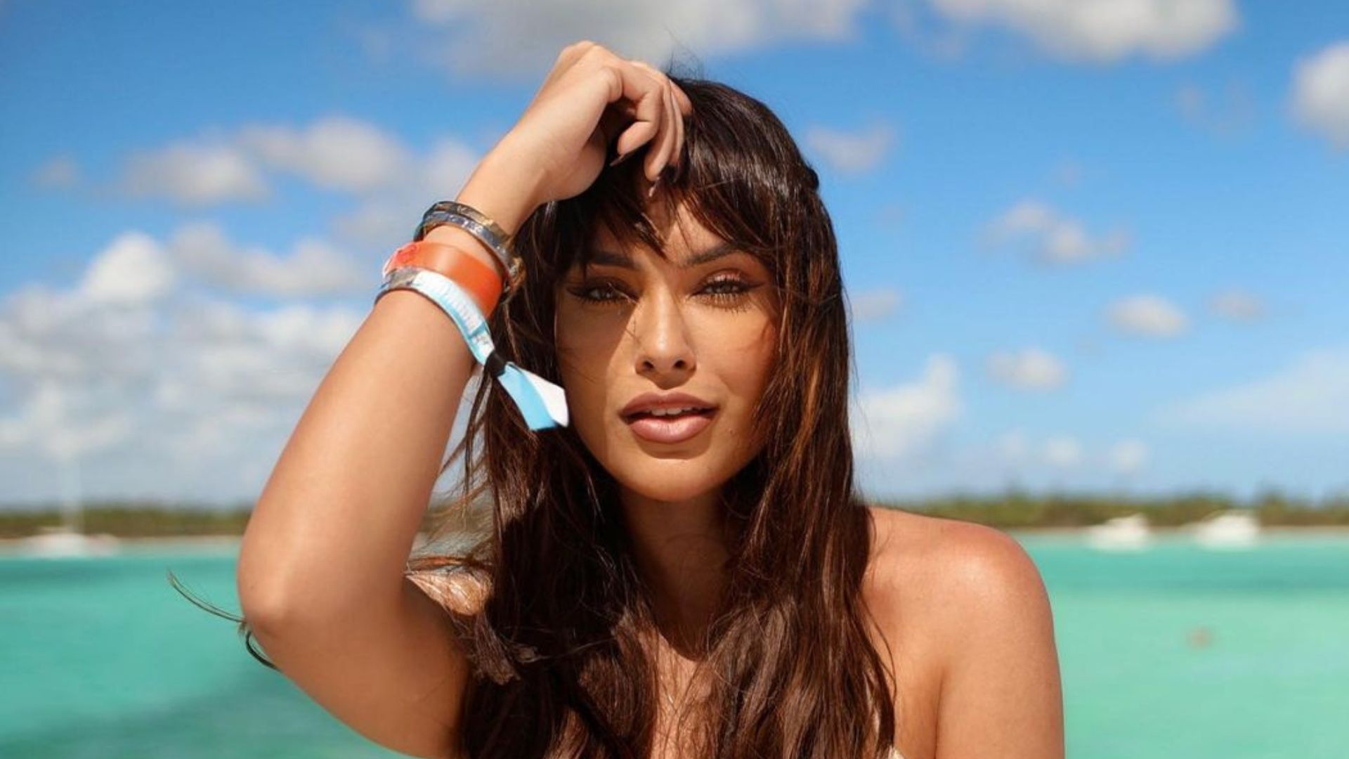 Ex-BBB Sarah Andrade deixa virilha à mostra ao usar biquíni cortininha: “Que mulher”