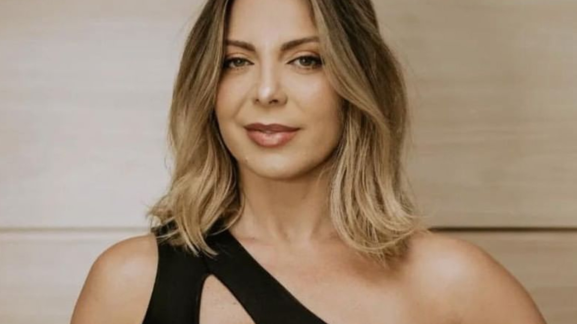 Sheila Mello aposta em vestido recortado no decote e mostra parte dos seios: “Esplêndida”