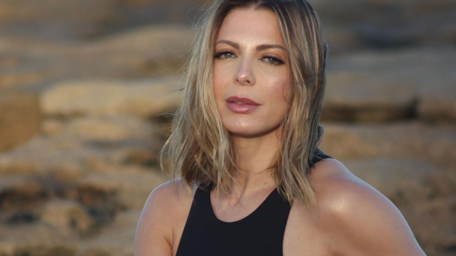 Aos 44 anos, Sheila Mello deixa virilha escapar de maiô e fãs suspiram: “Diva”