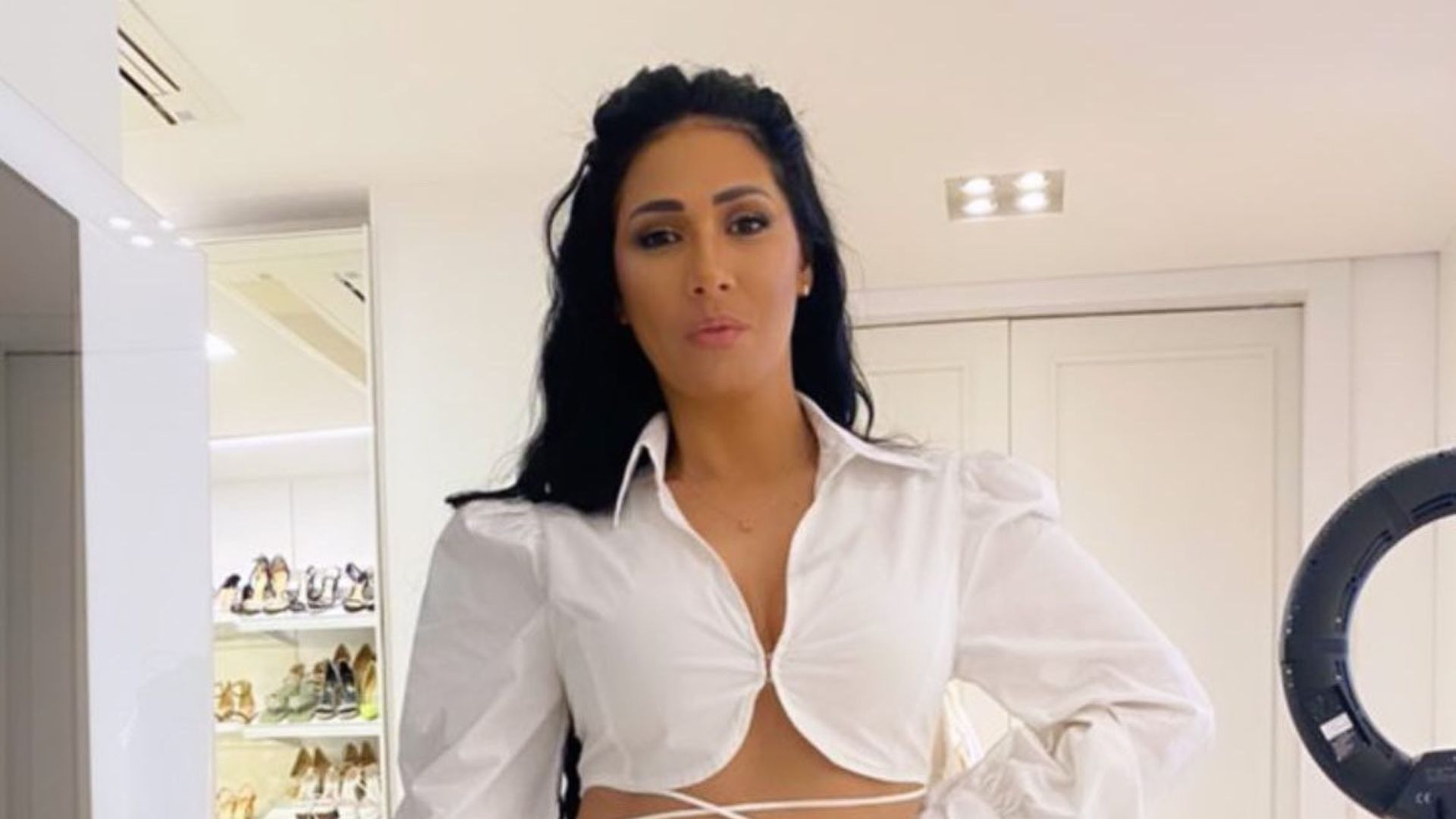 Em sua mansão, Simaria combina top sem sutiã com calça de alfaiataria: “Que mulher”