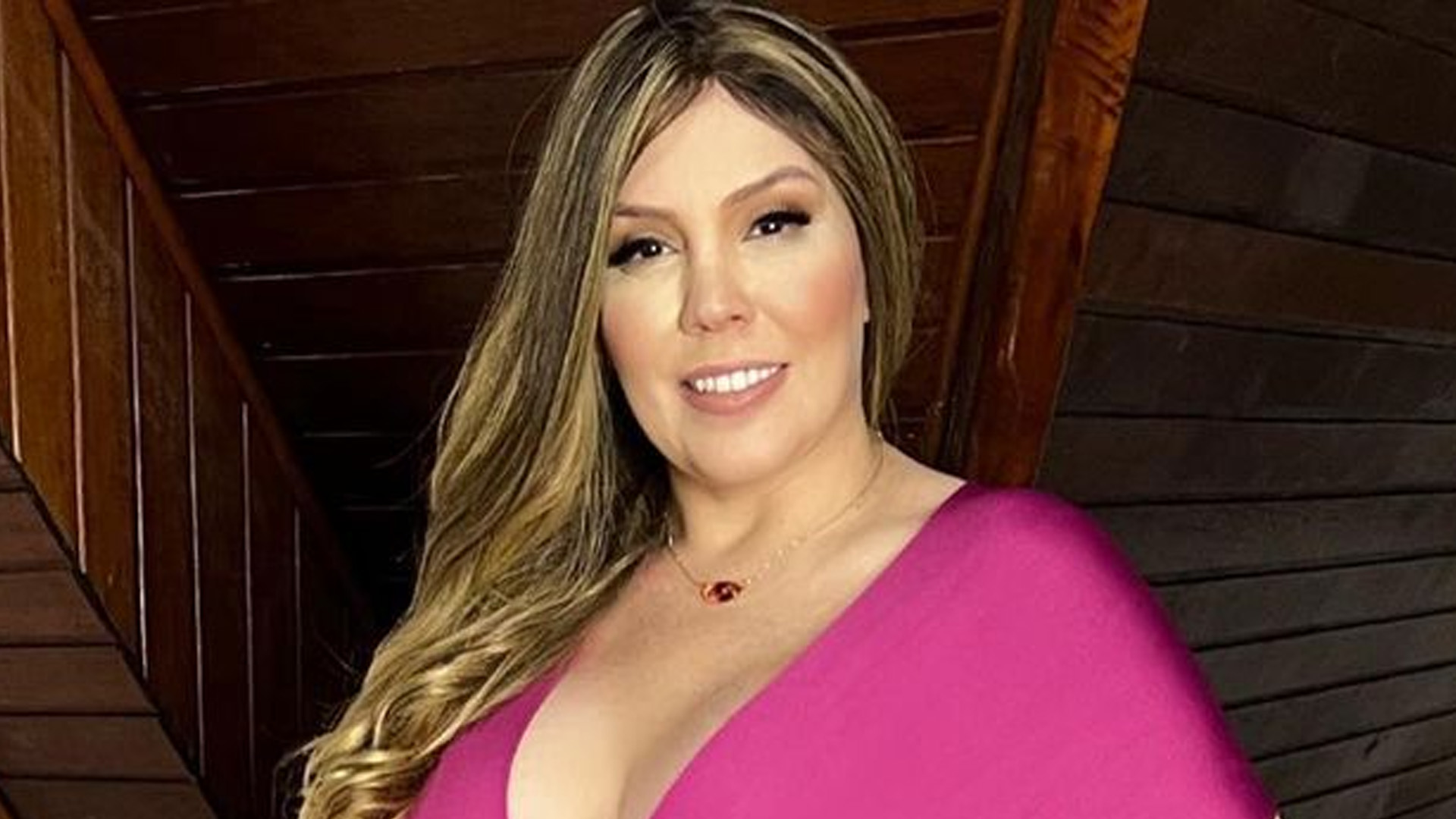 Simony surge deslumbrante com vestido decotado até o umbigo: “Linda e charmosa”