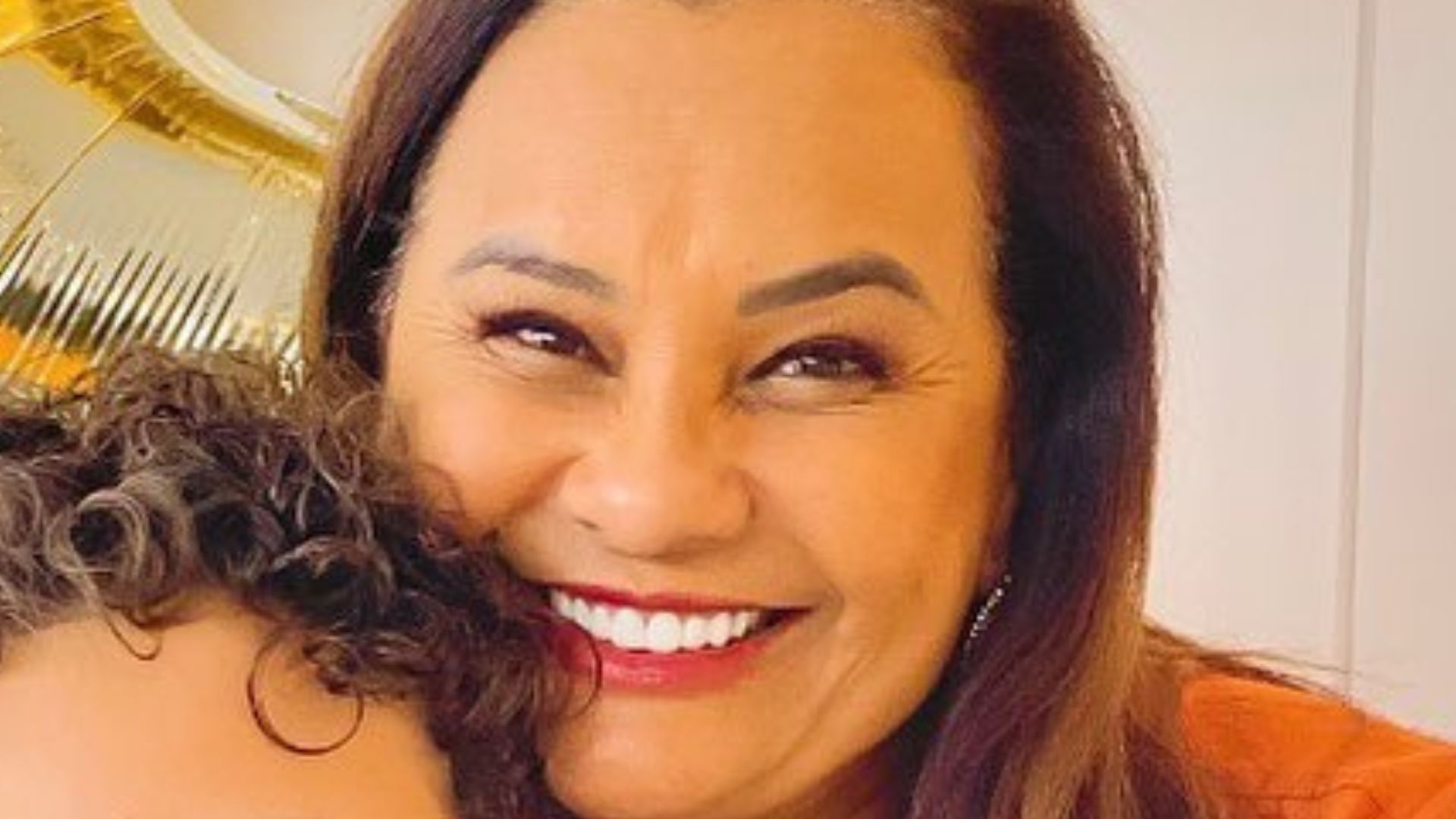 Solange Couto surge em clique raro com o filho mais novo e derrete fãs: “Rapaz lindo”