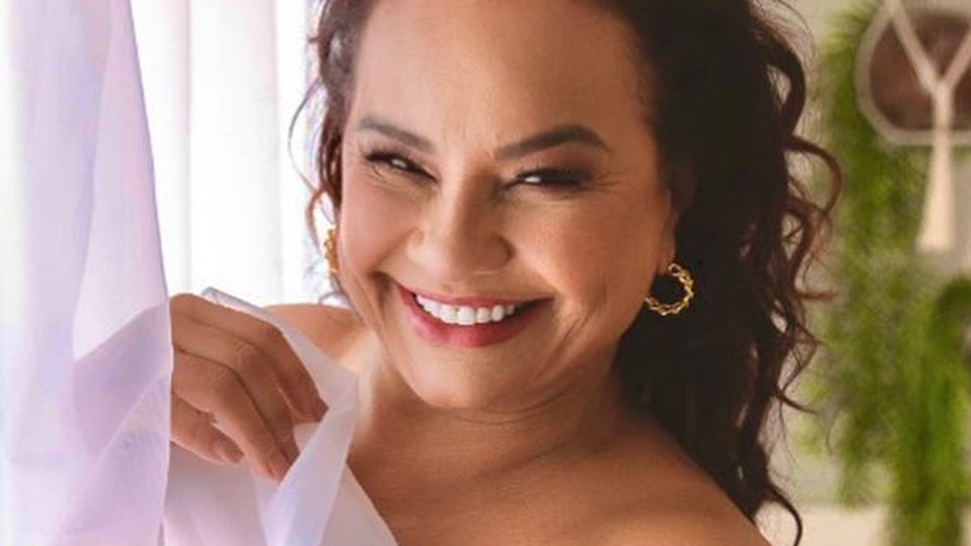 Aos 65 anos, Solange Couto tira sutiã e posa só de calcinha: “Sabe ser sexy”