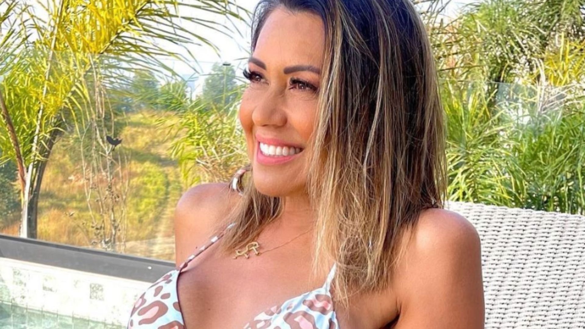 Aos 59 anos, Solange Frazão posa de biquíni de lacinho: “Escandalosamente linda”