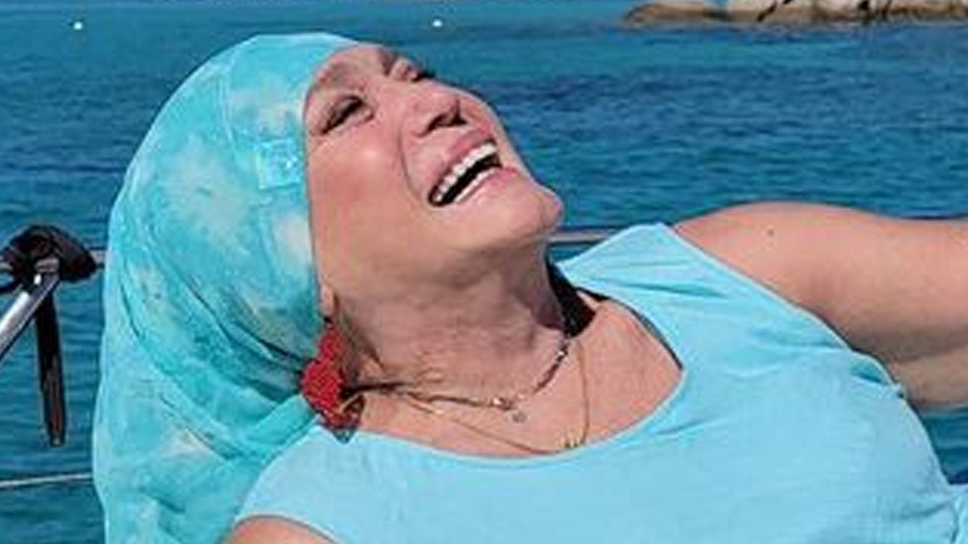Aos 80 anos, Susana Vieira curte passeio de barco de maiô e exibe pernões: “Bela, viva, feliz”