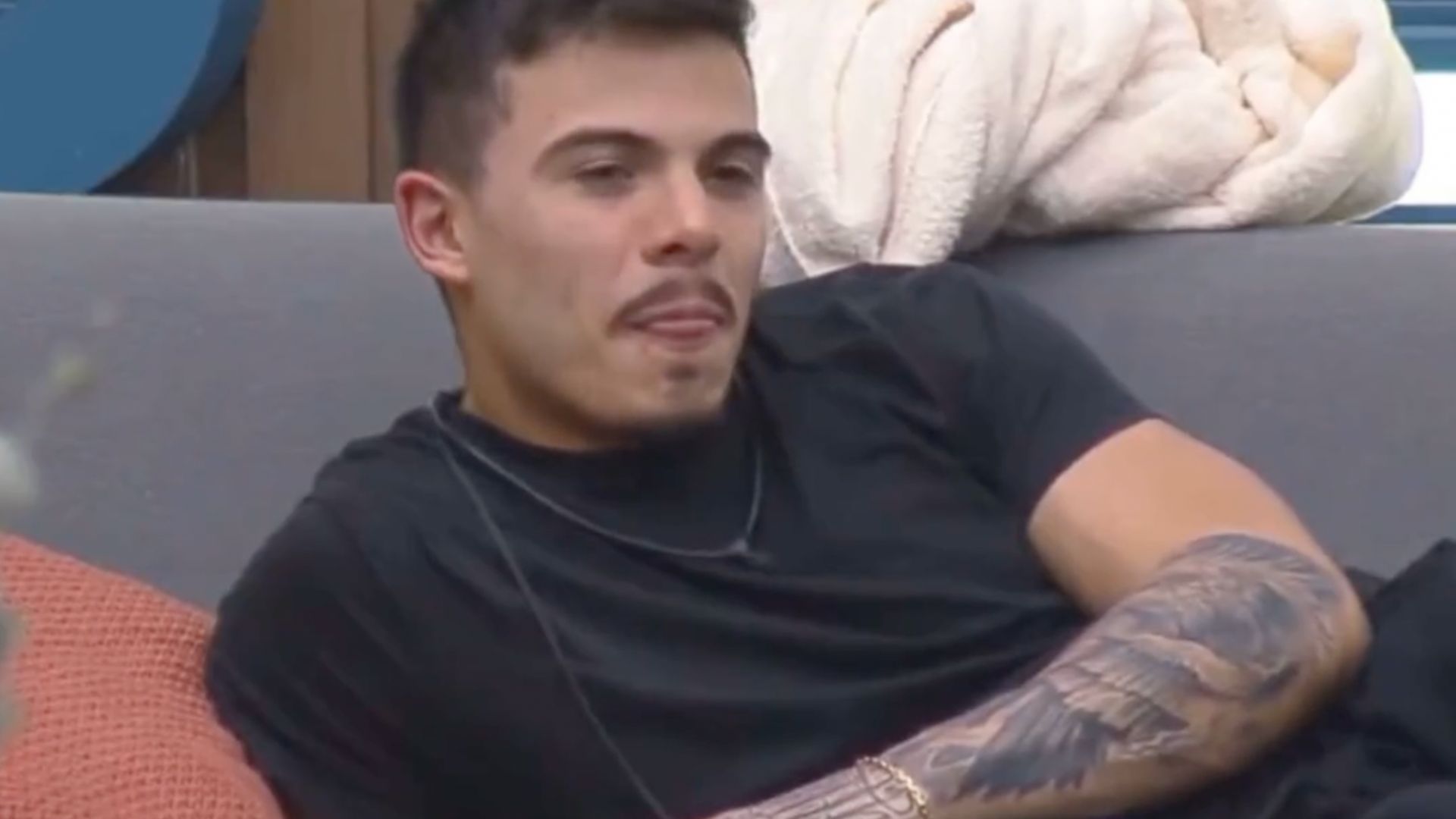 A Fazenda: Thomaz Costa perde a noção e critica falta de famosos: “Quem é todo mundo?”