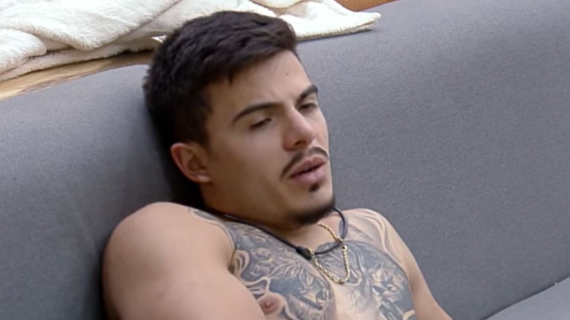 A Fazenda: Thomaz Costa diz que peoa está em cima do muro no jogo: “Não entendi”