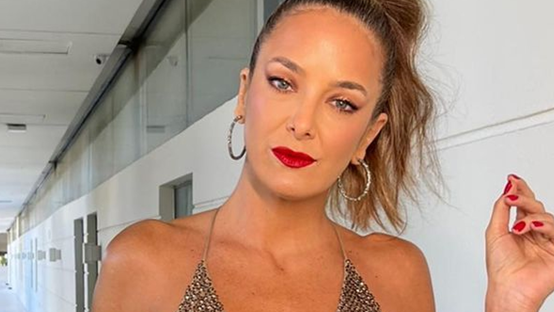 Ticiane Pinheiro dispensa sutiã com look decotado e causa na web: “Linda e chique”