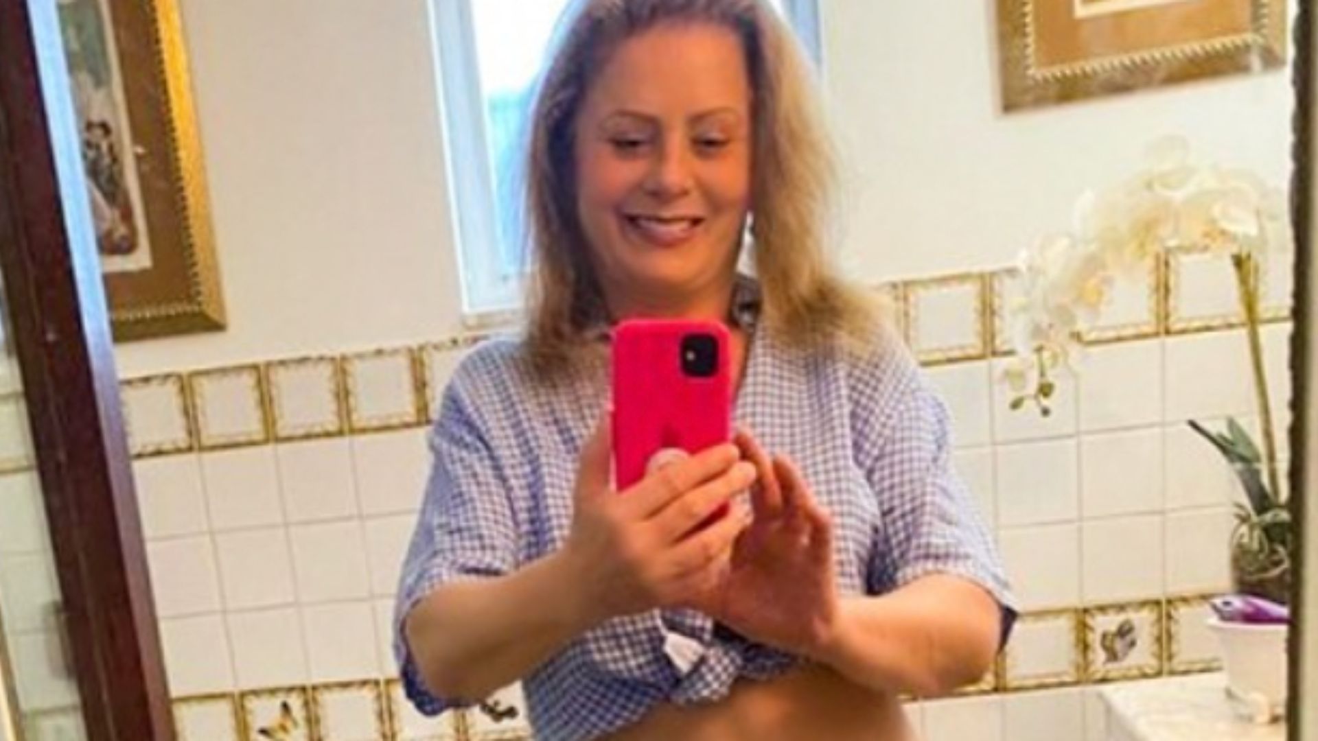 Aos 70 anos, Vera Fischer posa de barriga de fora e shortinho: “Beleza real”