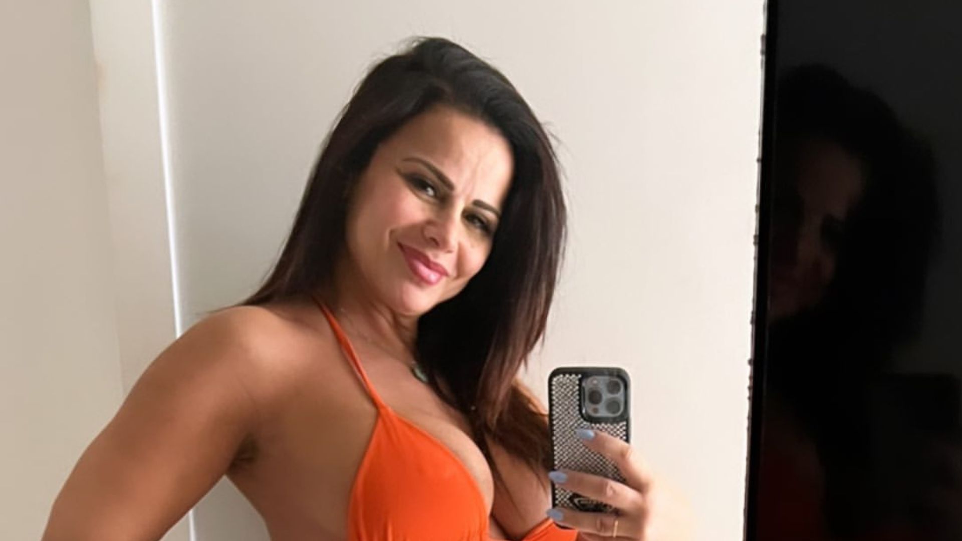 Falta pouco! Viviane Araújo posa de biquíni e exibe barrigão de grávida: “40 semanas”