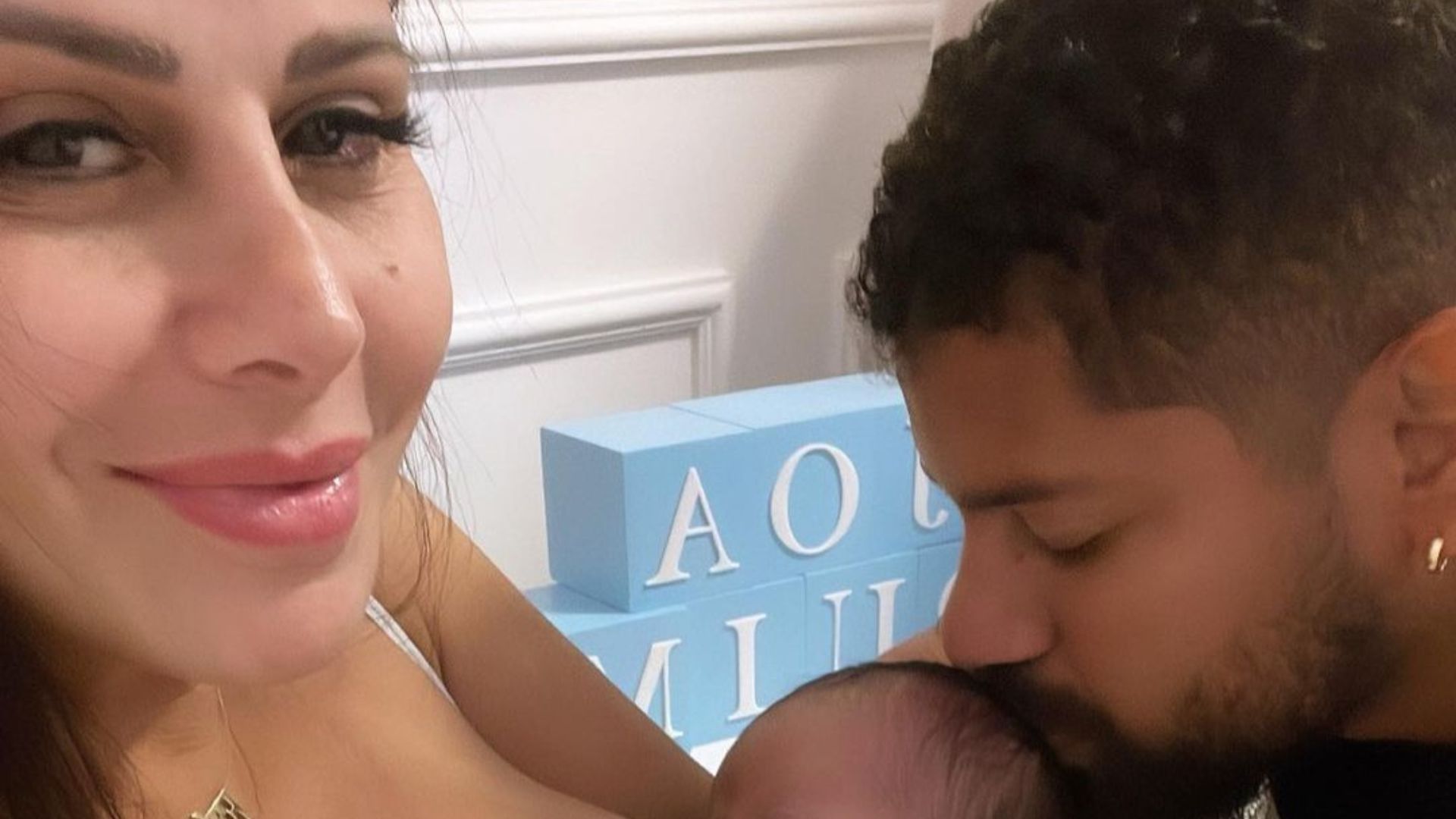 Que família! Viviane Araújo amamenta o filho que ganha beijo do pai: “Obrigado meu Deus”