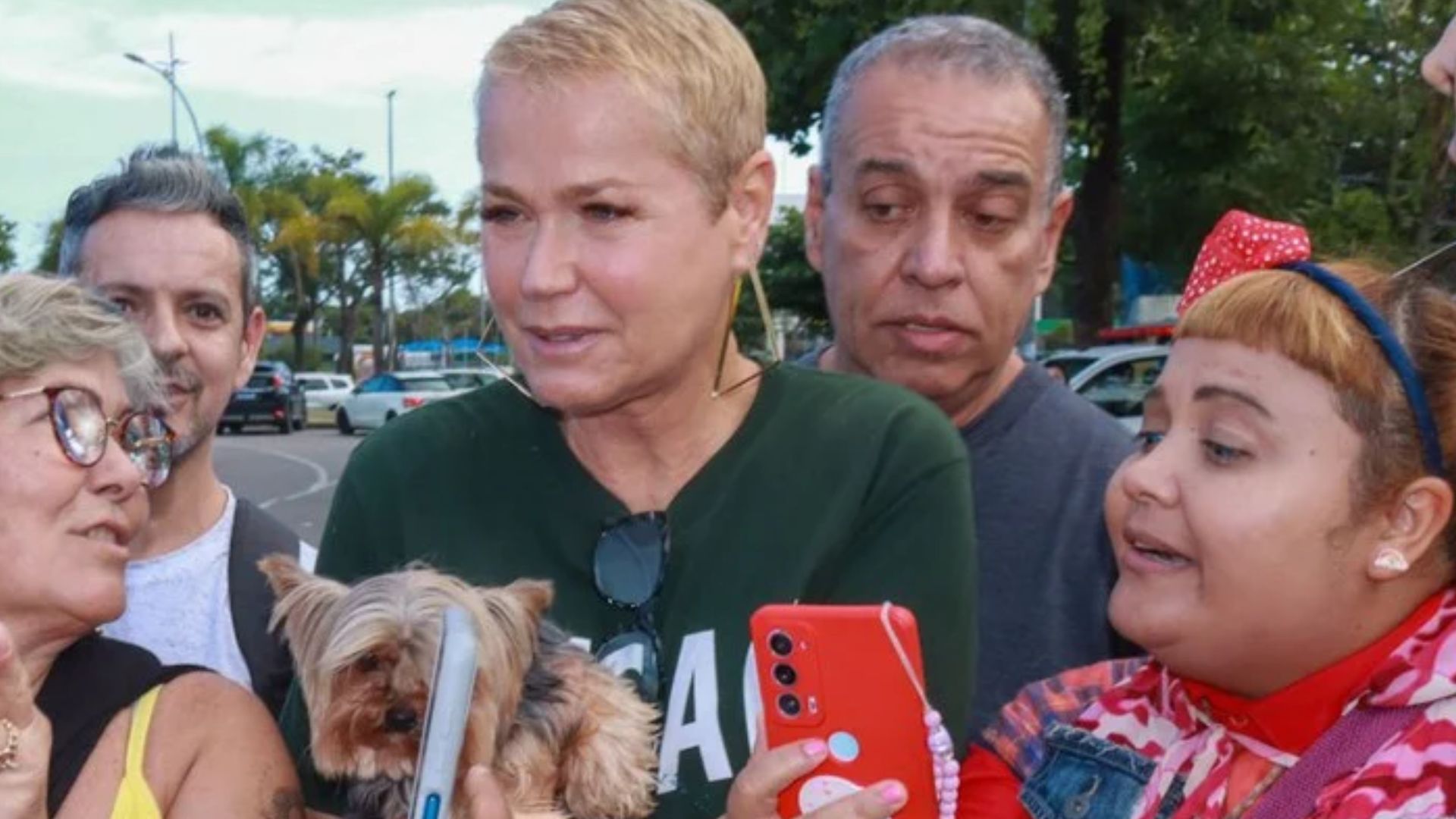 Xuxa é acusada por senhora de furar fila para votar e não fica calada: “Sem noção”