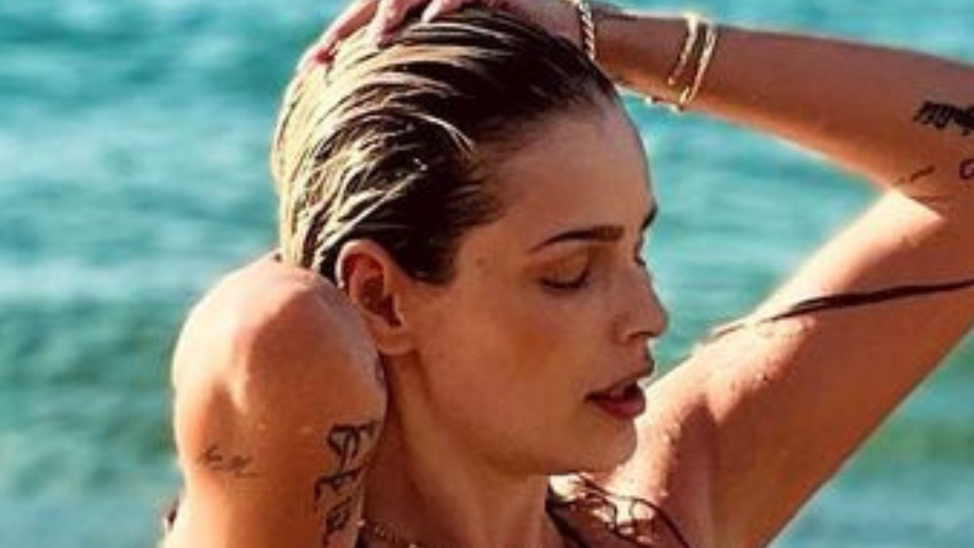 Yasmin Brunet escandaliza com biquíni minúsculo e ostenta corpão no mar: “Corpo perfeito”
