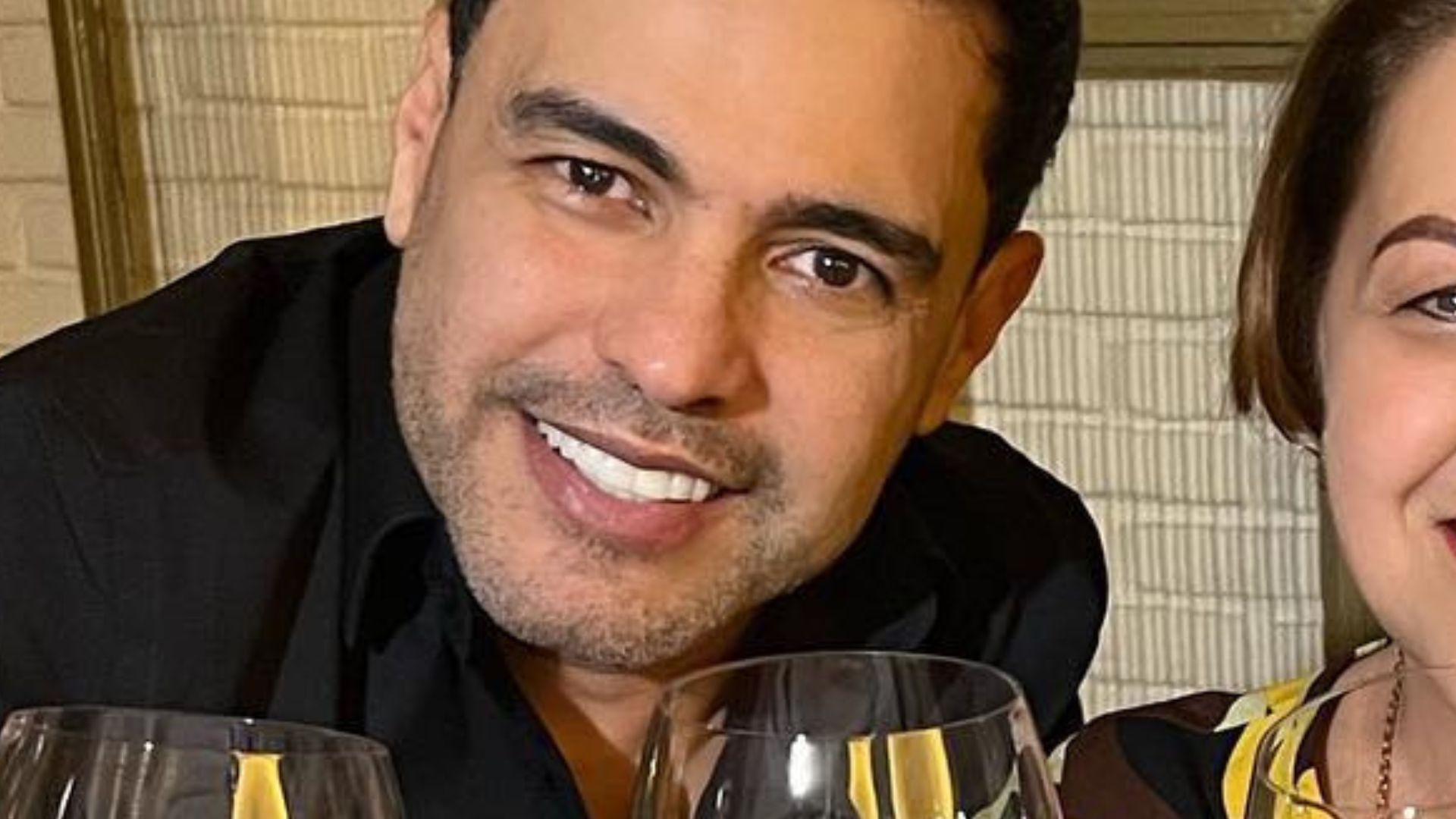 Zezé di Camargo surge em momento raro com a sogra e Graciele vibra: “Comemorando”