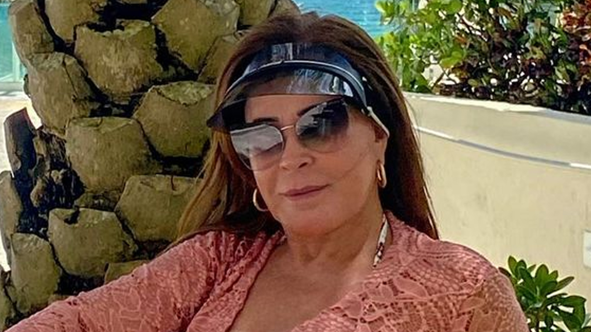 Zilu Camargo posa com vestido de renda transparente e desenha corpão: “Mulherão”