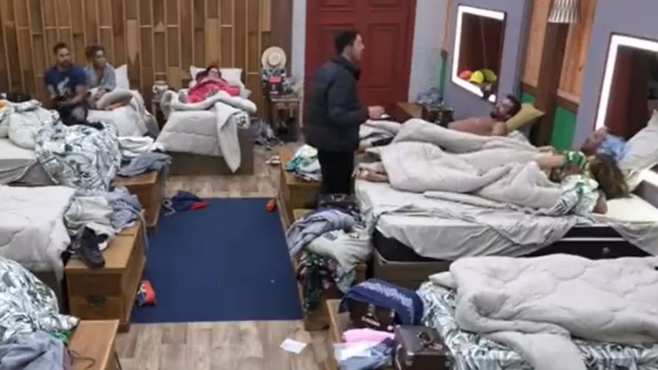 A Fazenda 13: Solange pede para Dayane sair da cama com Nego do Borel: “Para não dar problema, tira ela daí”