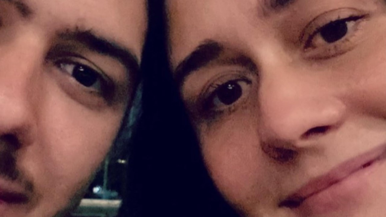 Em registro raro, Alessandra Negrini posa ao lado do filho com Murilo Benício e beleza choca: “Pegava os dois”