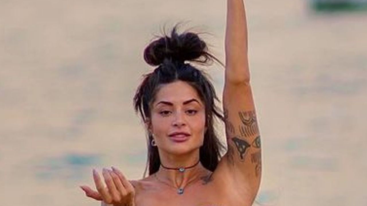 Na praia, Aline Riscado surge de biquíni exibindo corpo magérrimo e deixa seguidores babando: “Uma sereia”