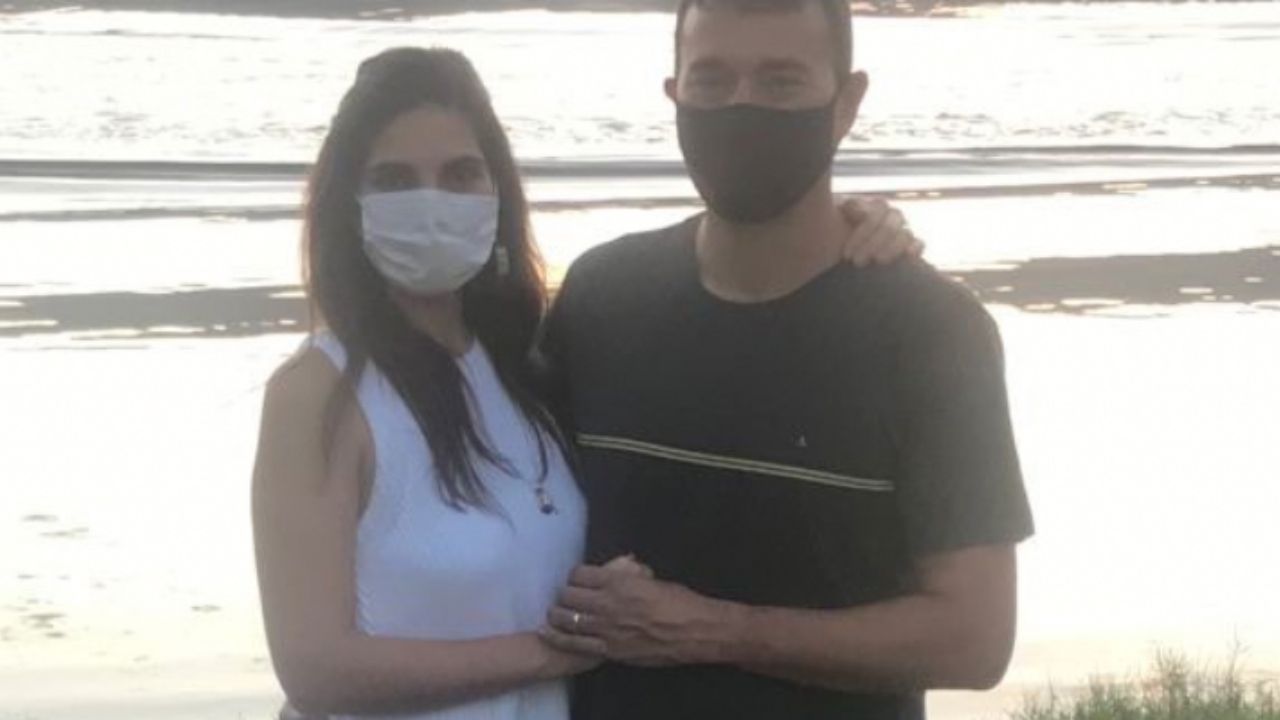 Marido de Andreia Sadi se pronuncia após dedão bizarro roubar a cena em foto da família: “Fazer o quê?”