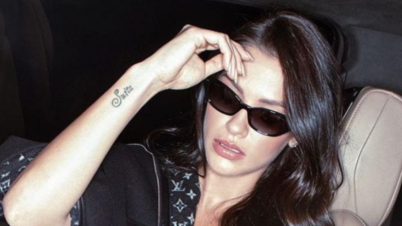 Poderosa, Andressa Suita deixa a barriga de fora com look nada básico de R$ 8,1 mil: “Partiu, Paris”