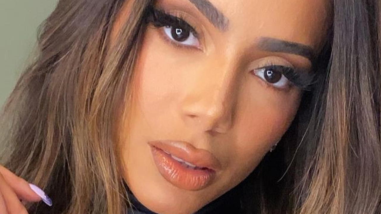 Anitta aposta em decotão fendado até o umbigo e seguidores exaltam: “No auge da beleza”