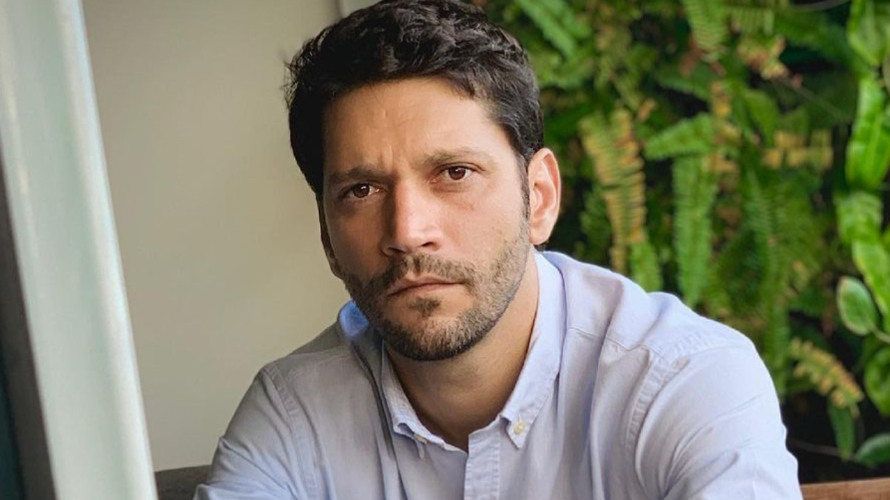 Armando Babaioff perde a paciência e rebate internauta após pedir ‘ajuda aos artistas’: “Cara chato da p****”