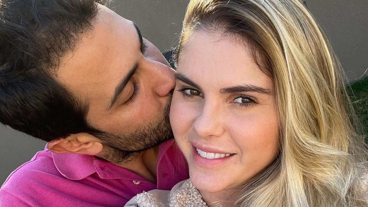 Passado o susto, Bárbara Evans mostra pela primeira vez a barriguinha saliente e celebra gêmeos: “Mamãe feliz”