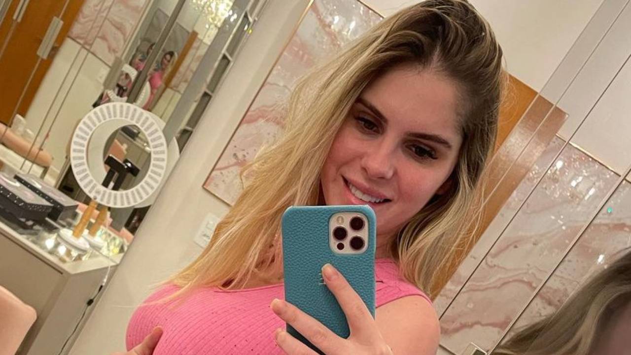 De vestido coladinho, Bárbara Evans mostra barrigão de três meses e faz mistério sobre sexo: “Menina?”