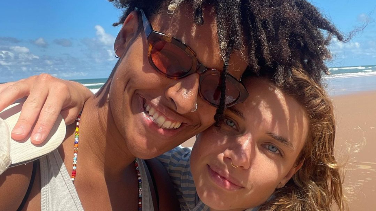 Bruna Linzmeyer surge em clima de romance com a namorada, Marta Supernova, e se derrete: “Descoberta pandêmica”