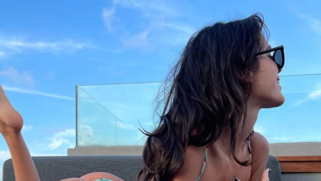 Ousada, Bruna Marquezine posa de biquíni em clique quente e bumbum rouba a cena: “Perfeita”