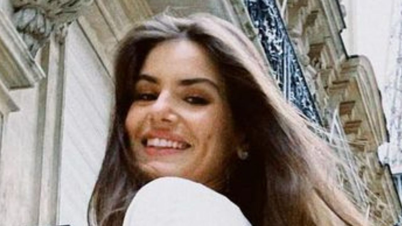 Camila Queiroz abre álbum de fotos de Paris e posa com look super elegante: “Beleza encantadora”
