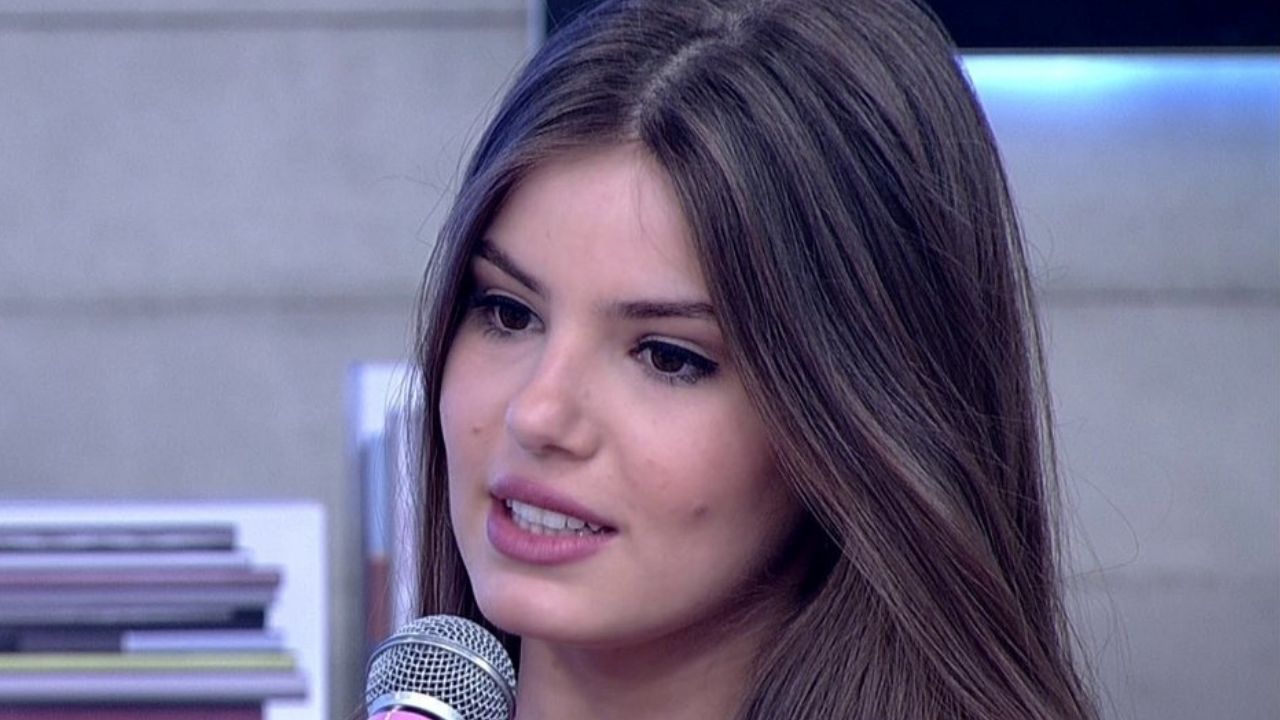 Chamada de ‘fraca’ por crítico, Camila Queiroz rebate: “Morro de orgulho de tudo que entreguei”