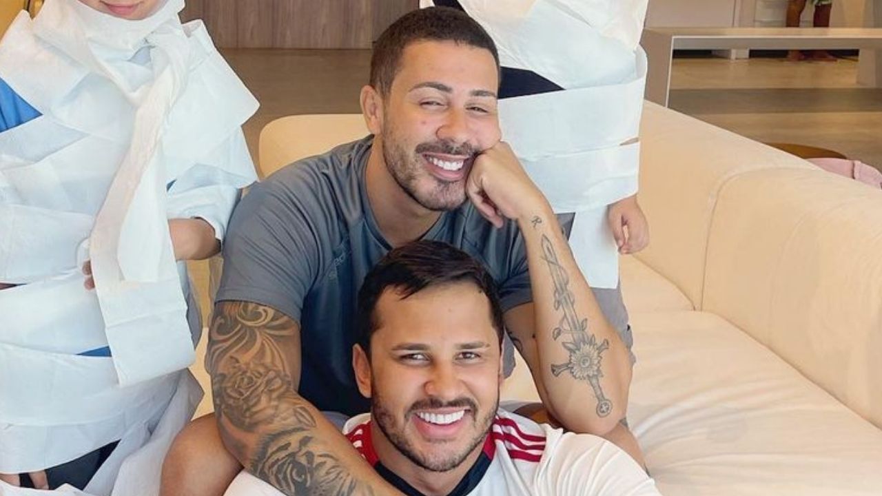 Em clique raro, Carlinhos Maia troca beijão com Lucas Guimarães na beira da praia: “Que foto linda, eu hein”