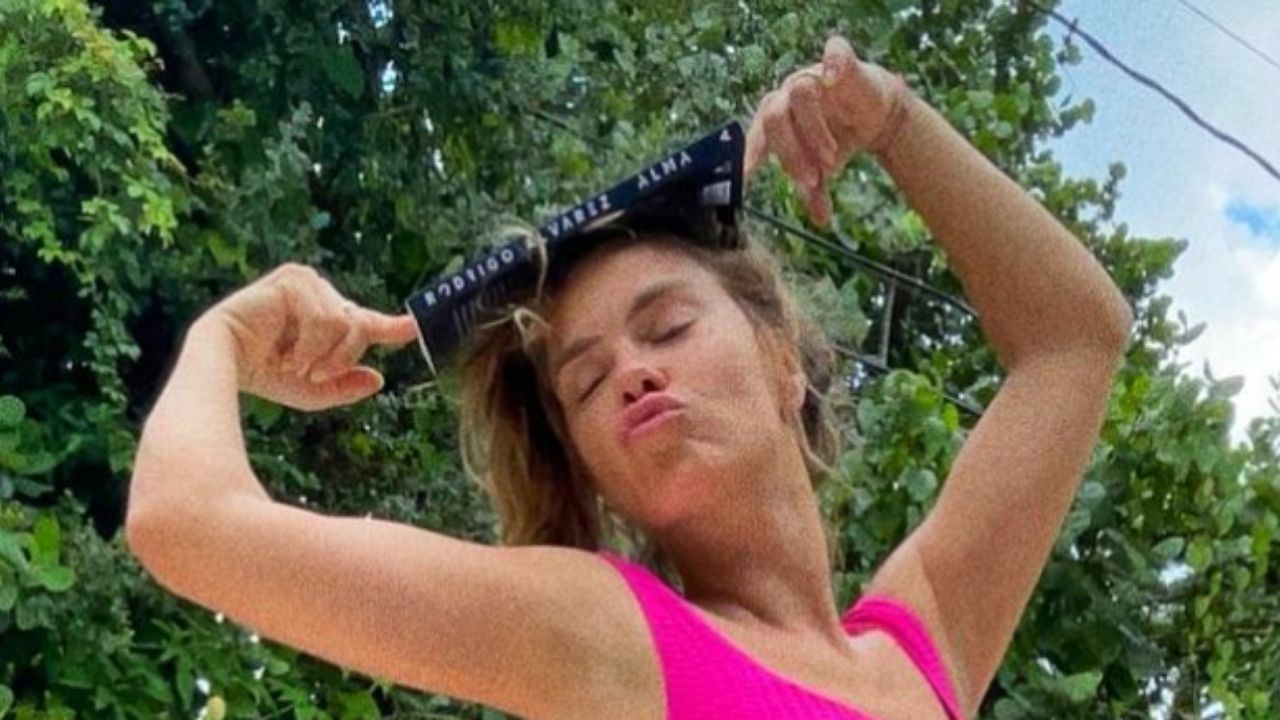Aos 42 anos, Carolina Dieckmann posa de biquíni e exibe costelas marcadas: “Coitada de quem não gosta”