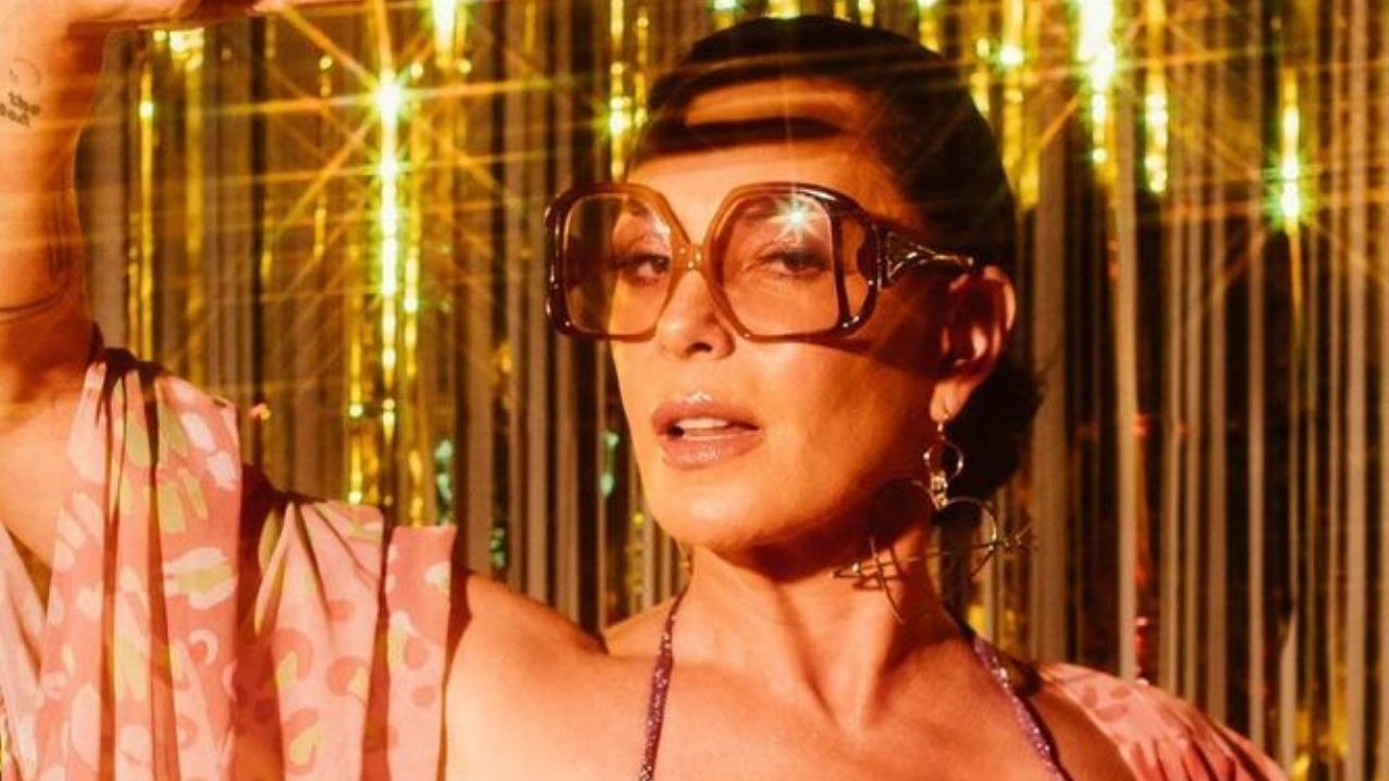 Aos 53 anos, Carolina Ferraz causa de biquíni, exibe shape sequinho e deixa fãs insanos: “Que danada!”