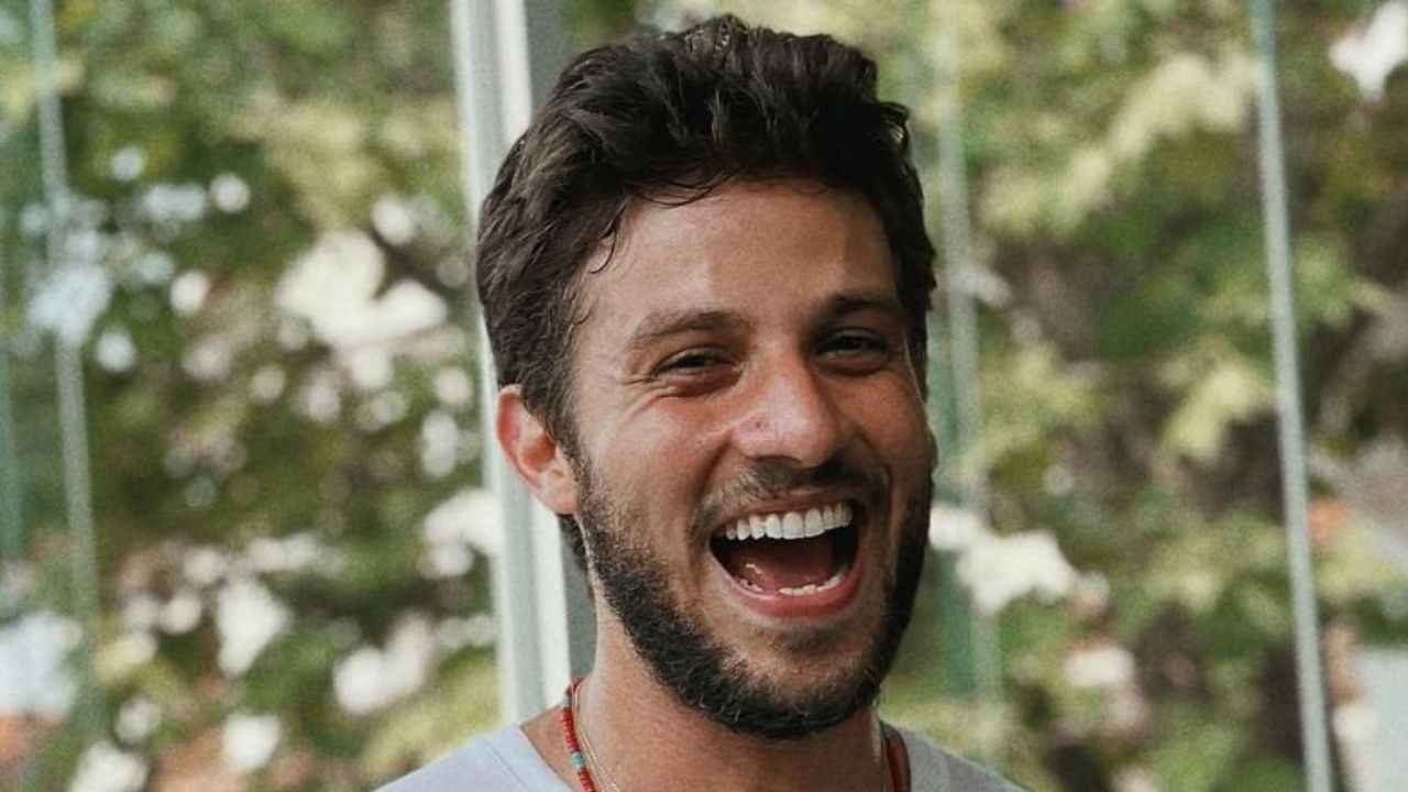 Treinando, Chay Suede posa com camiseta branca coladinha e exibe braços musculosos: “Muito gato”