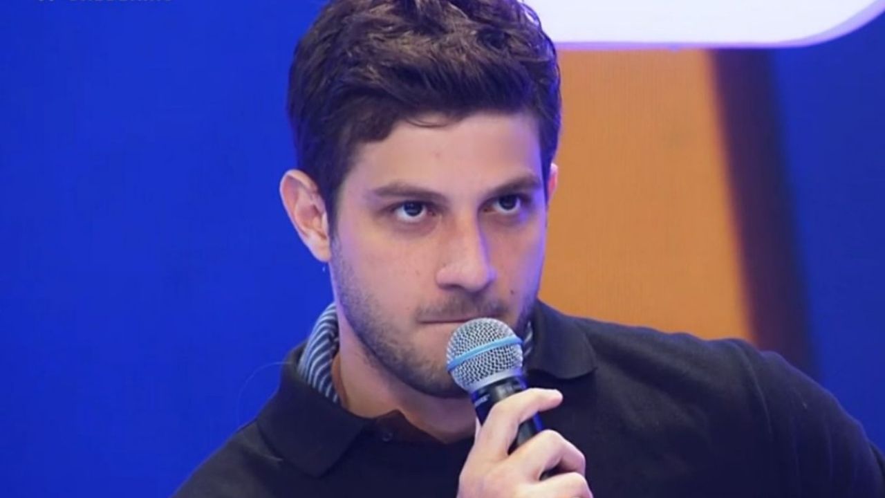 Chay Suede não se segura e deixa escapar nome do segundo filho com Laura Neiva no ‘Caldeirão’